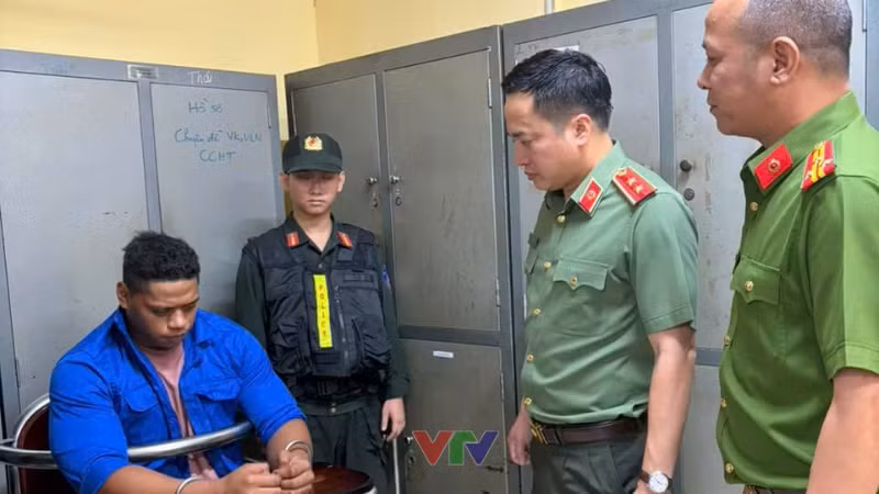 Công an làm việc với nghi can thực hiện vụ án "Giết người". (Ảnh: Công an cung cấp)
