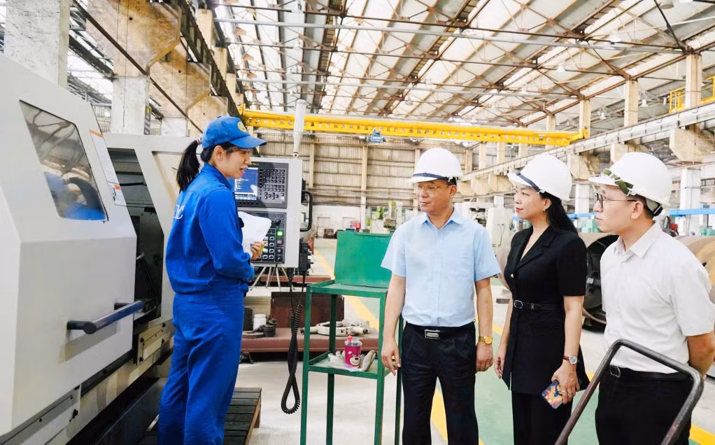 Lãnh đạo Sở KH&amp;CN làm việc tại Công ty CP Chế tạo máy - Vinacomin để hướng dẫn doanh nghiệp hoàn thiện các điều kiện để được công nhận là doanh nghiệp KHCN.