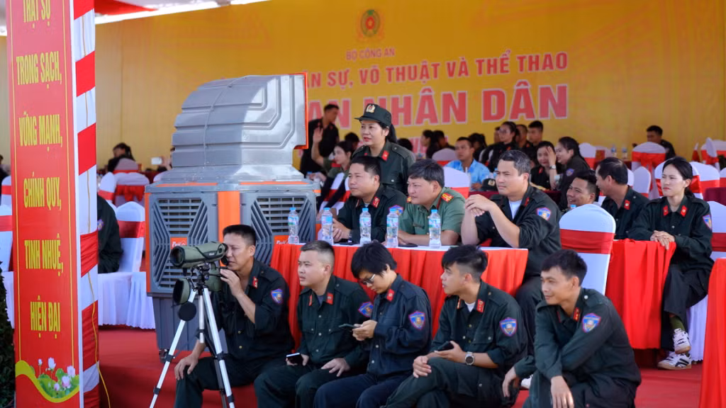 Các đội tuyển chăm chú theo dõi phần thi.
