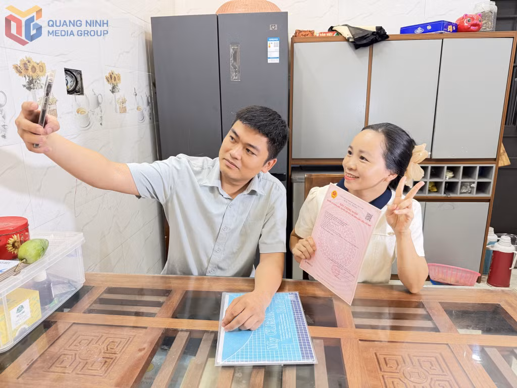 Niềm vui nhận được sổ đỏ của gia đình anh Nguyễn Linh, tổ 3, khu 8, phường Cao Xanh.