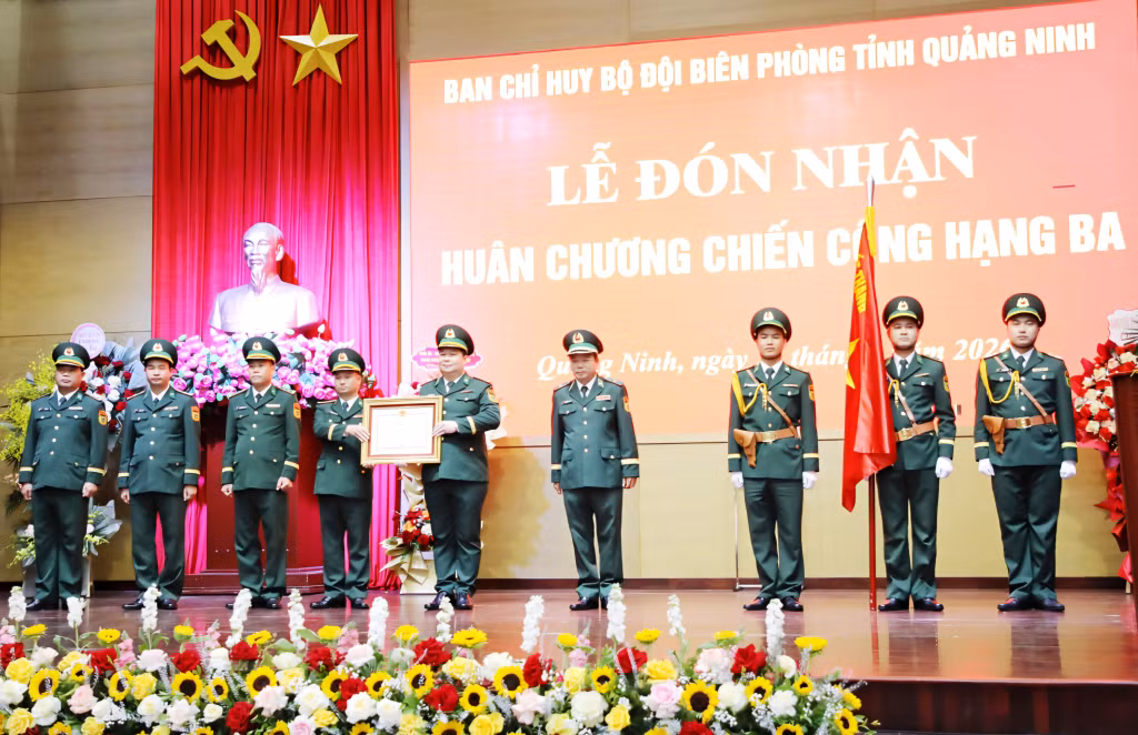 Tập thể Đồn Biên phòng cửa khẩu quốc tế Móng Cái vinh dự được tặng thưởng Huân chương Chiến công hạng Ba của Chủ tịch nước.