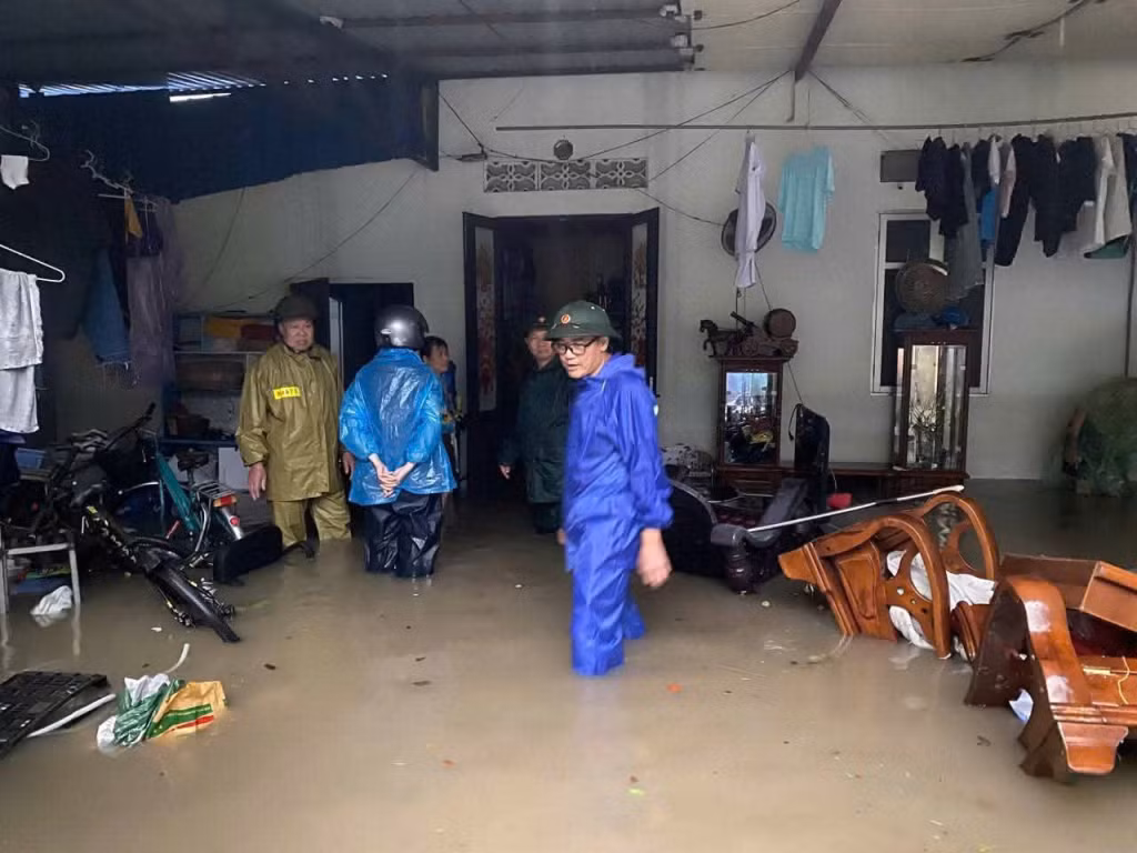 Cán bộ và các lực lượng chức năng phường Cẩm Phả có mặt tại các khu vực ngập úng do mưa lớn, hỗ trợ người dân di dời người và đồ đạc, tài sản, cố gắng giảm thiểu thiệt hại do mưa lớn và ngập úng gây ra.