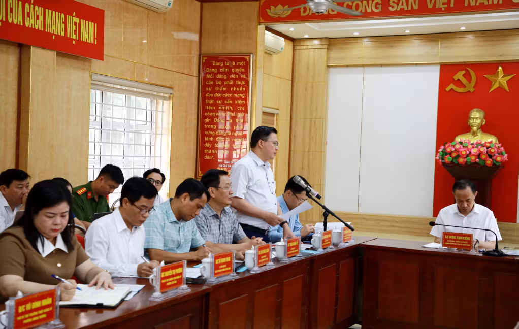 Đồng chí Đinh Ngọc Chiến, Bí thư Đảng ủy, Chủ tịch HĐND phường Cửa Ông, phát biểu tại buổi làm việc.