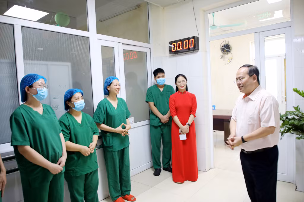 Đồng chí Bí thư Tỉnh ủy trò chuyện, động viên đội ngũ y, bác sĩ Khoa Hồi sức tích cực.