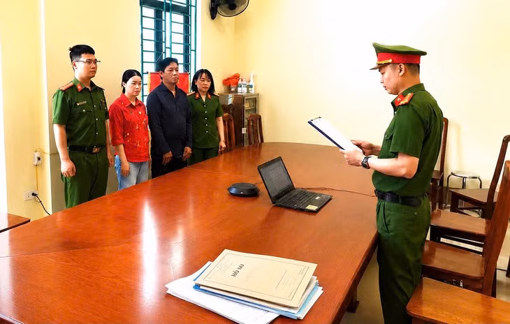 Cơ quan Cảnh sát điều tra Công an tỉnh Tuyên Quang tống đạt quyết định khởi tố bị can Sùng Seo Chính - Ảnh: Công an tỉnh Tuyên Quang