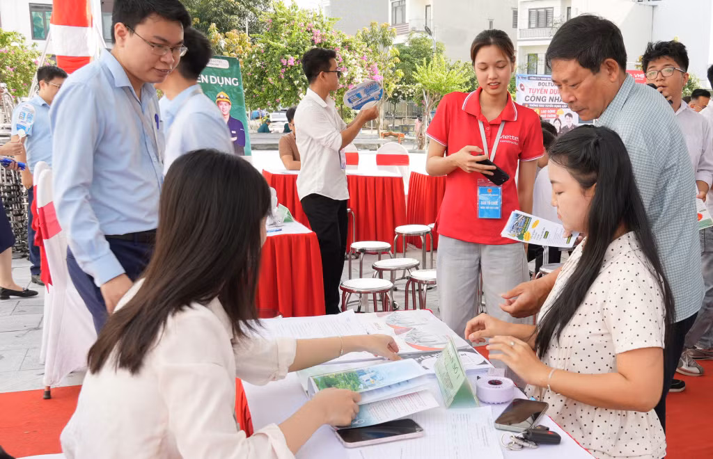 Người lao động được gặp gỡ với nhà tuyển dụng, nộp hồ sơ và tham gia phỏng vấn tại chỗ.