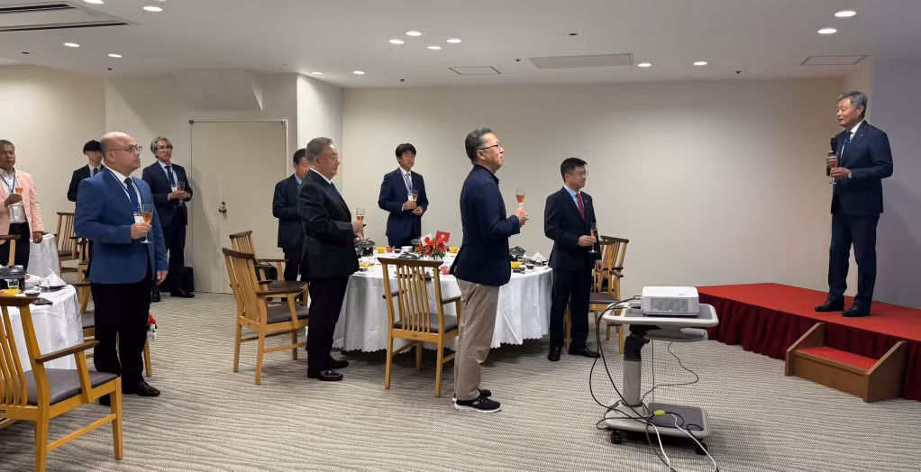 Thị trưởng thị trấn Nachi Katsuura phát biểu tại chương trình làm việc.
