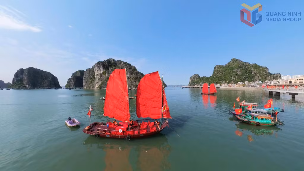 Thuyền buồm đỏ ba vách xuất hiện trên Vịnh Hạ Long.