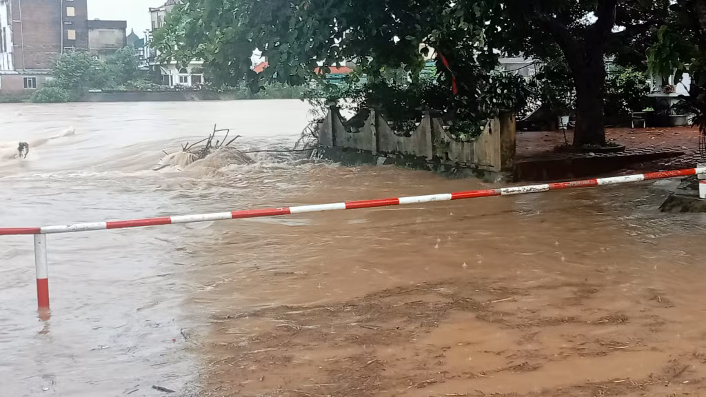 Địa phương đã chắn barie cảnh báo, ngăn không cho người, phương tiện đi qua để đảm bảo an toàn.
