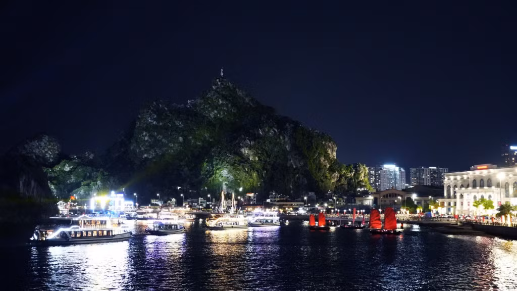 Du thuyền và tàu du lịch tại khu vực chân núi Bài Thơ.