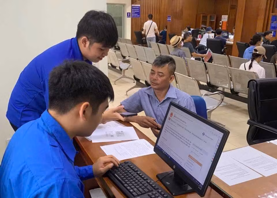 Đoàn viên, thanh niên phường Cẩm Phả hướng dẫn người dân sử dụng dịch vụ công trực tuyến. Ảnh: Phường Cẩm Phả cung cấp