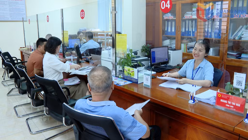Cán bộ công chức tại Trung tâm Phục vụ hành chính công phường Cao Xanh nhiệt tình hỗ trợ công dân giải quyết thủ tục hành chính.