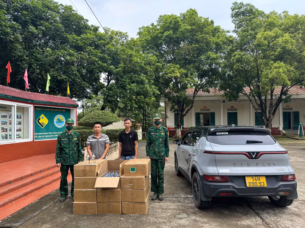 2 đối tượng Nình A Phùn và Sằn A Chặng cùng tang vật tại Đồn Biên phòng Bắc Sơn