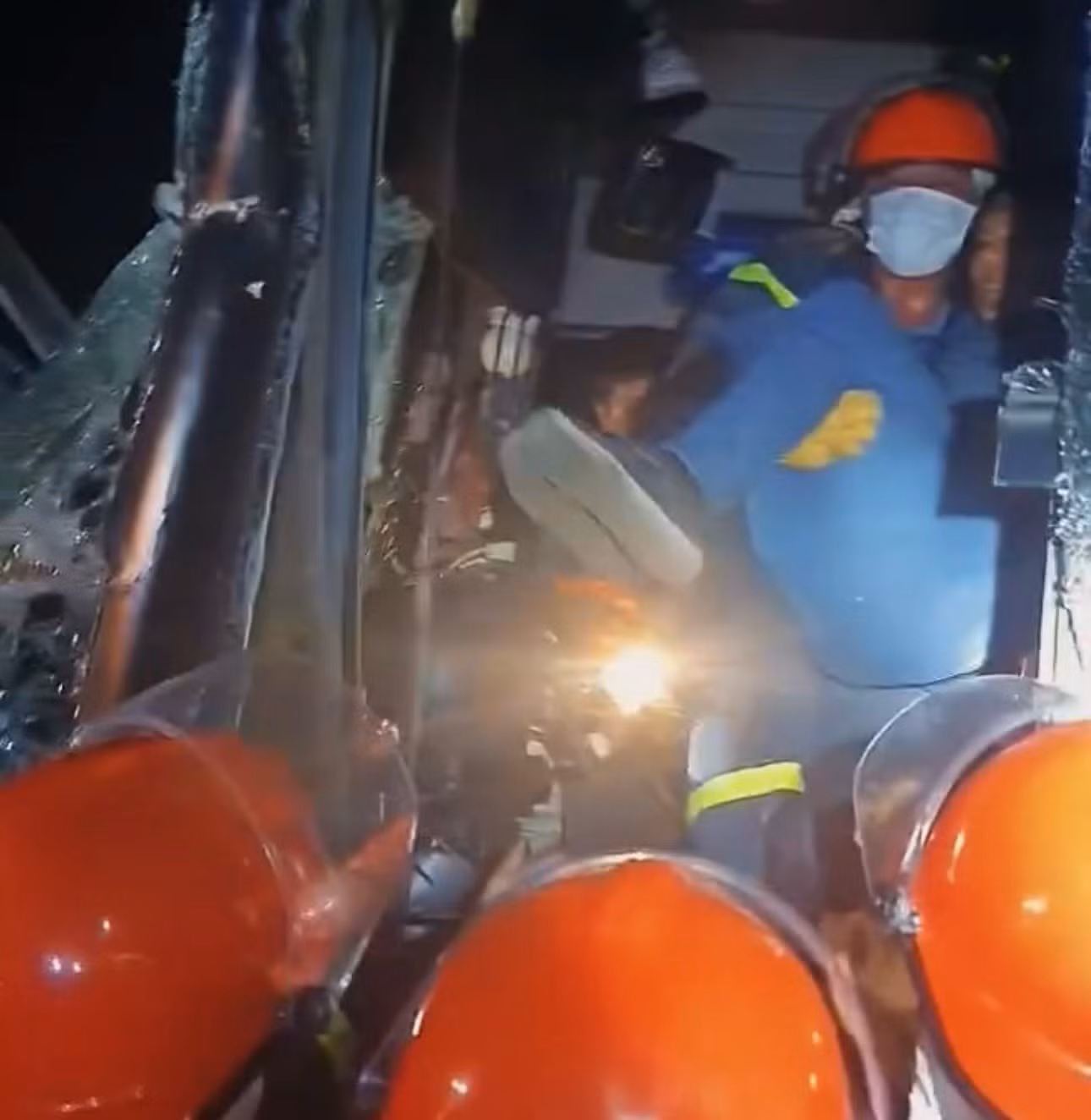 Lực lượng cứu hộ giải cứu tài xế mắc kẹt trong cabin và đưa ra ngoài. Ảnh: Phạm Duy