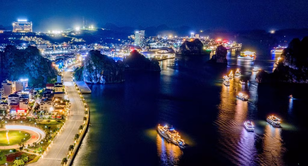 Khung cảnh vô cùng hoành tráng, làm say đắm lòng bất cứ an đặt chân đến Vịnh Hạ Long, Quảng Ninh dịp Carnaval năm nay.
