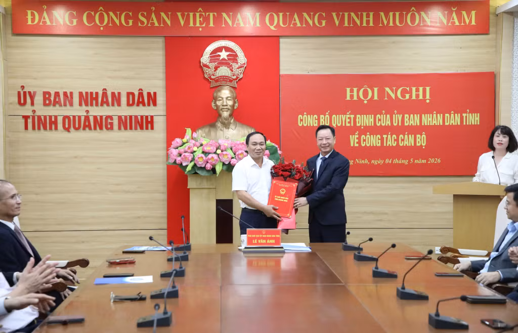 Đồng chí Lê Văn Ánh, Phó Chủ tịch UBND tỉnh trao quyết định nghỉ hưu cho đồng chí Nguyễn Hữu Đuyến.