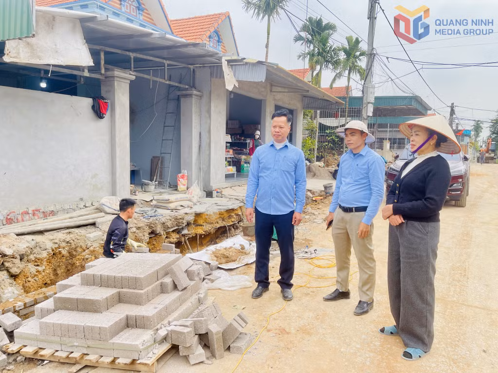 Bà Ngô Thị Luyến, Bí thư Chi bộ, Trưởng khu Hà An 13, phường Hà An tiên phong hiến đất mở rộng đường khu dân cư.