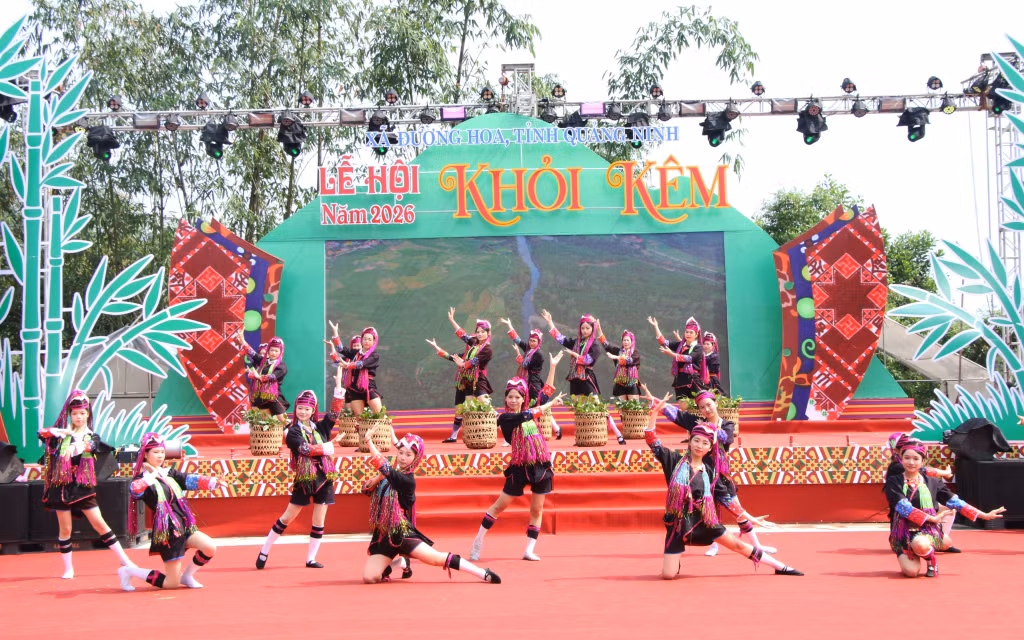 Chương trình nghệ thuật khai mạc lễ hội với chủ đề “Tình yêu của rừng” tại Lễ hội Khỏi Kêm, xã Đường Hoa. Ảnh: Nguyễn Dung
