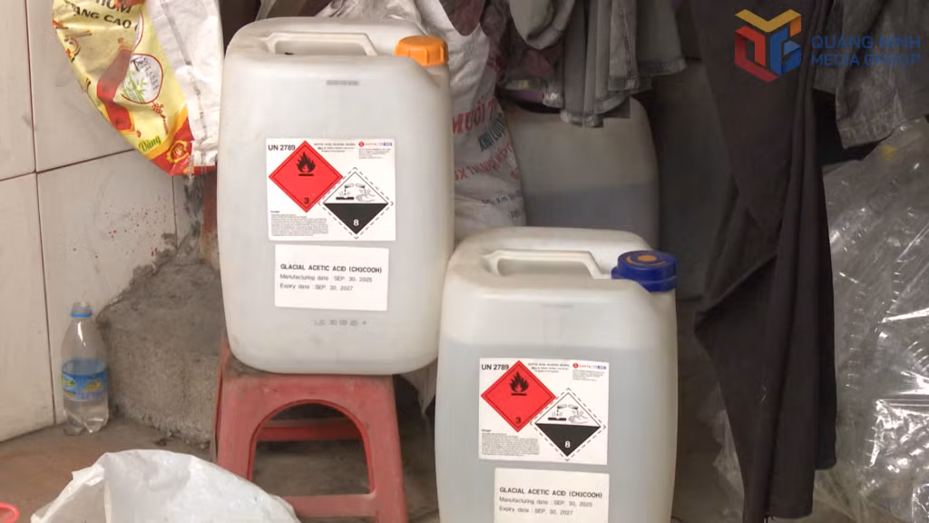 2 can nhựa chứa axit acetic được phát hiện tại cơ sở sản xuất giấm tại Công ty TNHH MTV Tuấn Hằng. Ảnh Nguyễn Khánh (CTV)