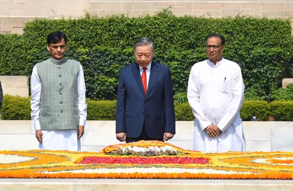 Tổng Bí thư, Chủ tịch nước Tô Lâm đặt vòng hoa tưởng niệm Mahatma Gandhi. (Ảnh: Uday India)