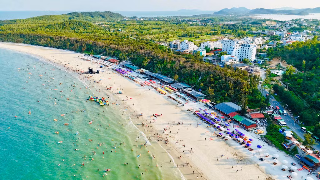 Bãi tắm Minh Châu thu hút đông du khách dịp nghỉ lễ.