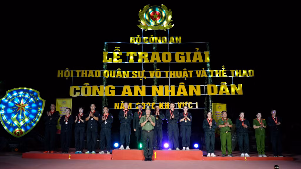 Ban tổ chức trao giải cho các đội có thành tích thi đấu xuất sắc.