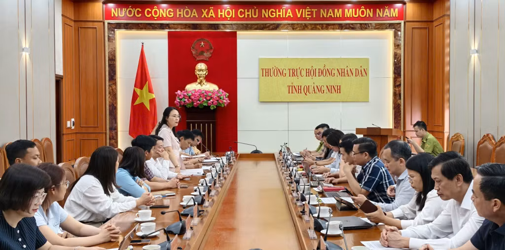 Đồng chí Trần Thị Sơn Thùy, Trưởng Ban Dân tộc HĐND tỉnh Lạng Sơn phát biểu trao đổi thông tin tại buổi làm việc.