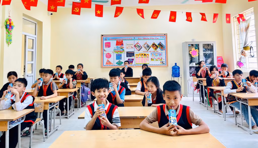 Học sinh Trường TH&amp;THCS Sơn Dương phấn khởi khi được uống sữa tại trường mỗi ngày.