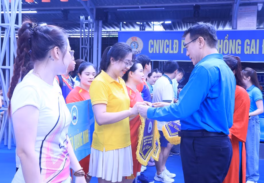 Đại biểu và Ban Tổ chức tặng cờ lưu niệm cho các đoàn.