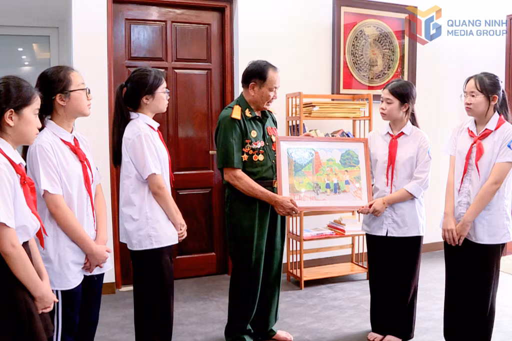CCB Đào Sĩ Tạo (phường Đông Triều) tâm sự: "Tôi tin tưởng những bạn trẻ thông minh, lễ phép, ham học hỏi hôm nay sẽ là lớp kế cận xứng đáng của Đảng ta trong kỷ nguyên mới, là chủ nhân tương lai của đất nước".