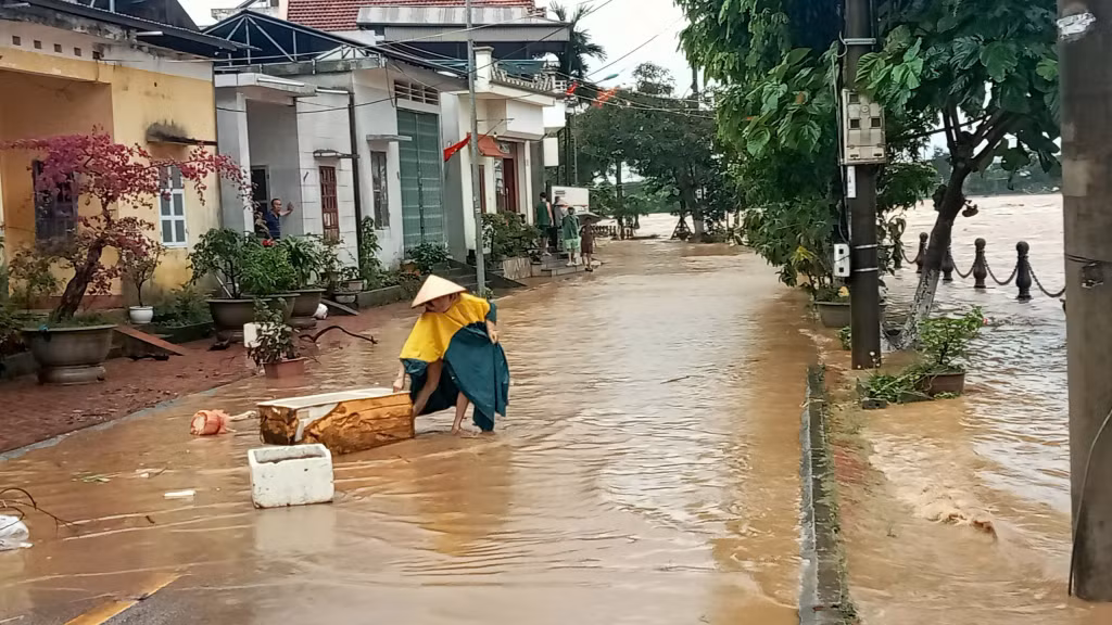 Nước lũ dâng cao, một số khu dân cư đã ngập úng.