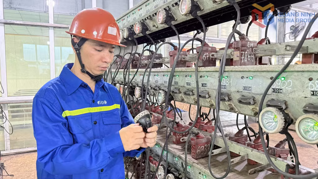 Anh Trần Việt Dũng kiểm tra đèn lò trước giờ vào ca.