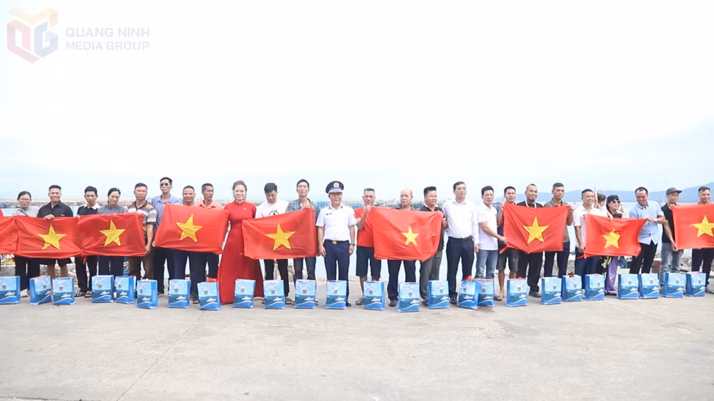 Đoàn công tác tặng quà và cờ Tổ quốc cho ngư dân tại cảng cá đặc khu Cô Tô.
