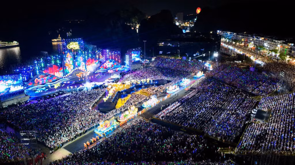 Không gian Carnaval Hạ Long 2026 được mở rộng tối đa, liên kết giữa đại nhạc hội trên sân khấu với diễu hành đường phố và diễu hành trên mặt biển. Trong đó, mở màn là phần diễu hành của hàng chục xe mô hình biểu trưng nghệ thuật...