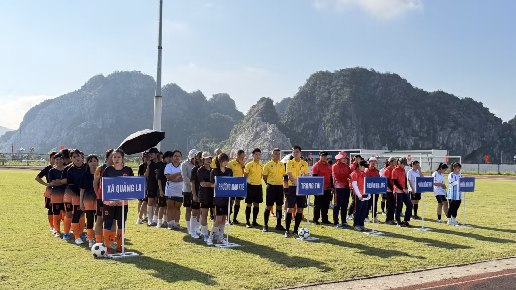 Tham gia giải có 5 đội bóng gồm: phường Đông Triều, phường Hạ Long, xã Quảng La, phường Mạo Khê và phường Mông Dương với tổng số 73 vận động viên.