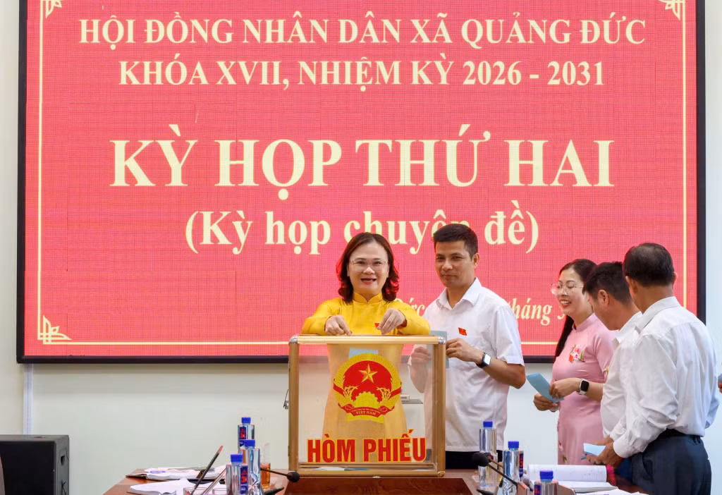 Các đại biểu HĐND xã Quảng Đức bỏ phiếu bầu bổ sung chức danh Phó Chủ tịch UBND xã.