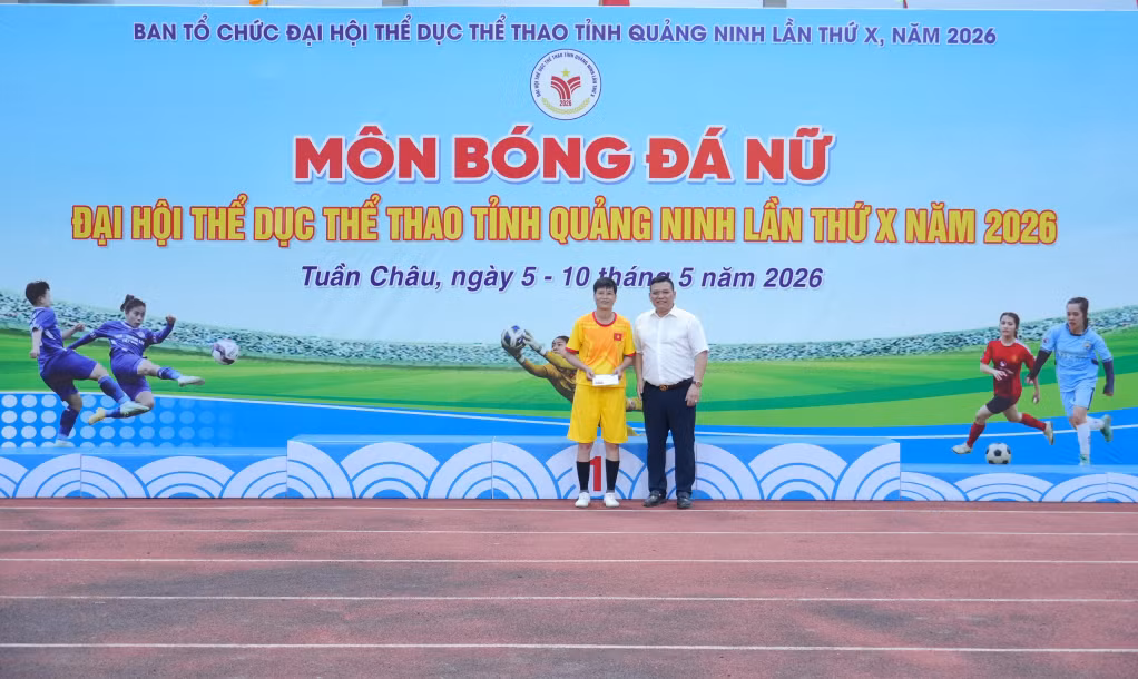 Ban Tổ chức trao giải Cầu thủ ghi nhiều bàn thắng nhất cho cầu thủ Phạm Hoàng Quỳnh, đội phường Đông Triều với 14 bàn thắng.