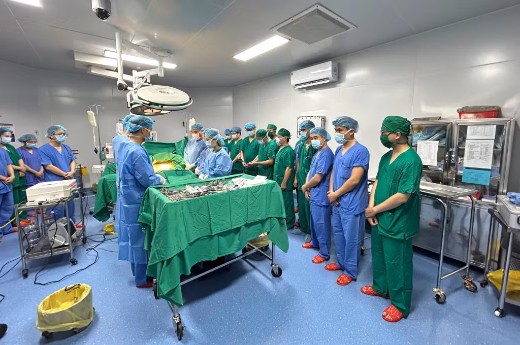 Các y, bác sĩ dành 1 phút mặc niệm, tri ân nghĩa cử cao đẹp của người hiến tạng.