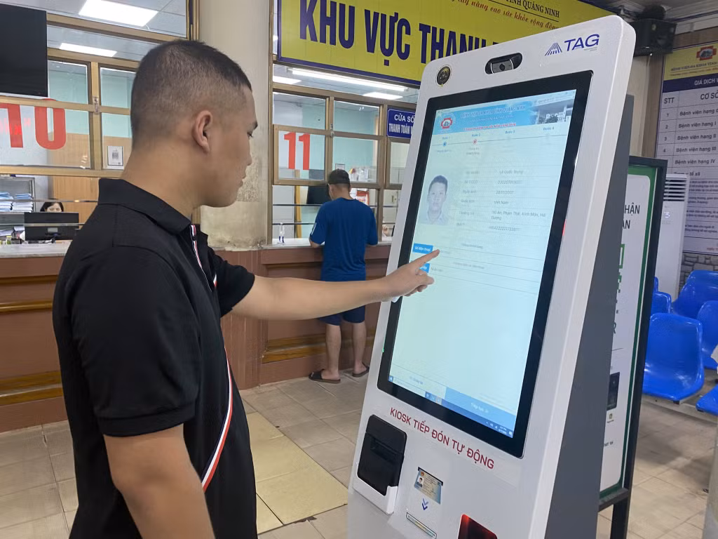 Người dân lấy số thứ tự đăng ký khám chữa bệnh qua kiosk tự phục vụ tại Bệnh viện Đa khoa tỉnh.
