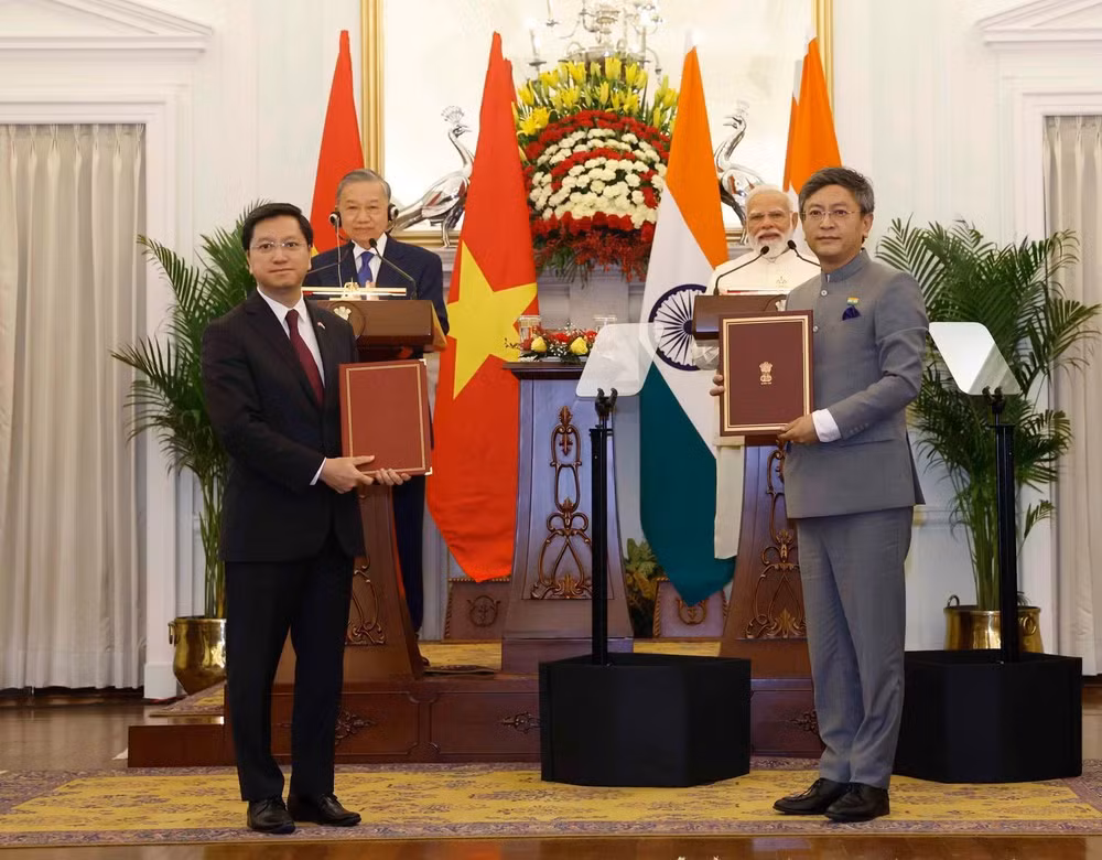 Tổng Bí thư, Chủ tịch nước Tô Lâm và Thủ tướng Cộng hòa Ấn Độ Narendra Modi chứng kiến lễ trao các văn kiện hợp tác giữa 2 nước. (Ảnh: TTXVN)