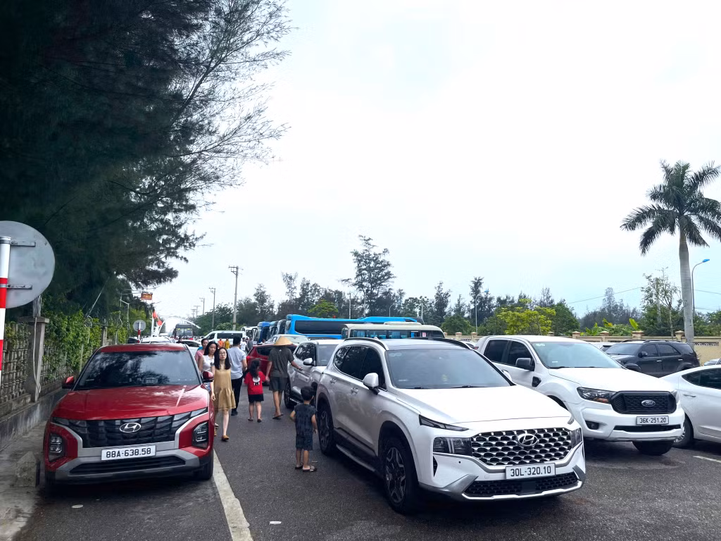 Xe cộ tấp nập đưa du khách đến các điểm du lịch nổi tiếng tại phường Móng Cái 1.