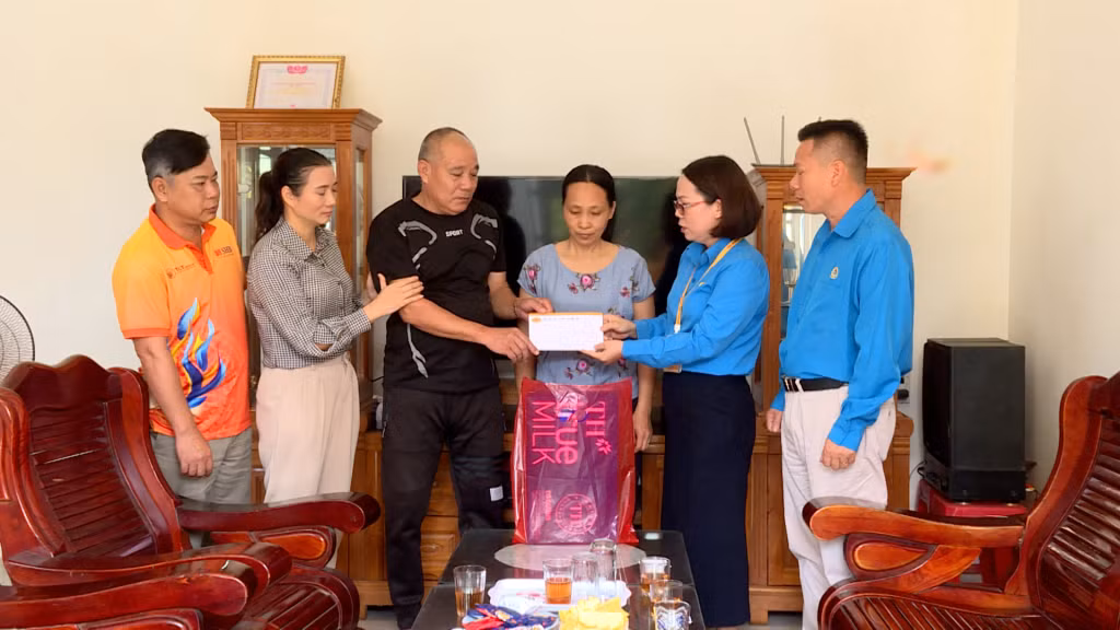 Đại diện Công đoàn Công ty Cổ phần Cảng Quảng Ninh trao hỗ trợ, động viên gia đình anh Phạm Quang Trụ.