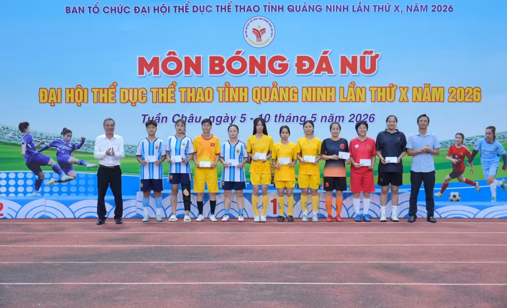 Ban Tổ chức trao giải cho 10 cầu thủ tiêu biểu của giải đấu.