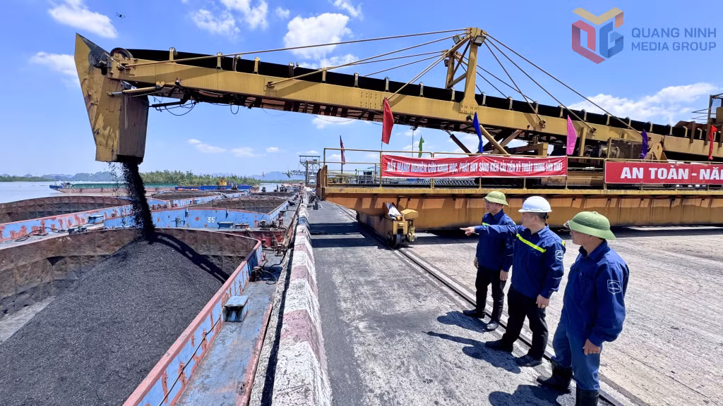 5 tháng đầu năm, Công ty Kho vận Đá Bạc tiêu thụ bình quân 1,4 triệu tấn than/tháng - mức cao nhất từ trước đến nay. (Trong ảnh: Hoạt động tiêu thụ than tại cảng Điền Công)
