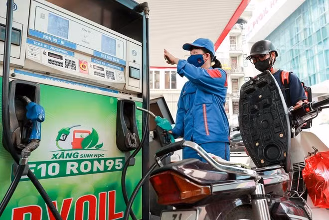 Giá xăng dầu trong nước đồng loạt giảm trong phiên điều hành giá chiều nay. Ảnh: Hải Nguyễn