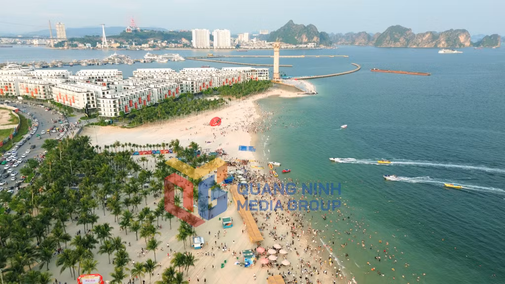 Bãi tắm Hạ Long tại Khu du lịch Bãi Cháy (5-2026). Ảnh: PV