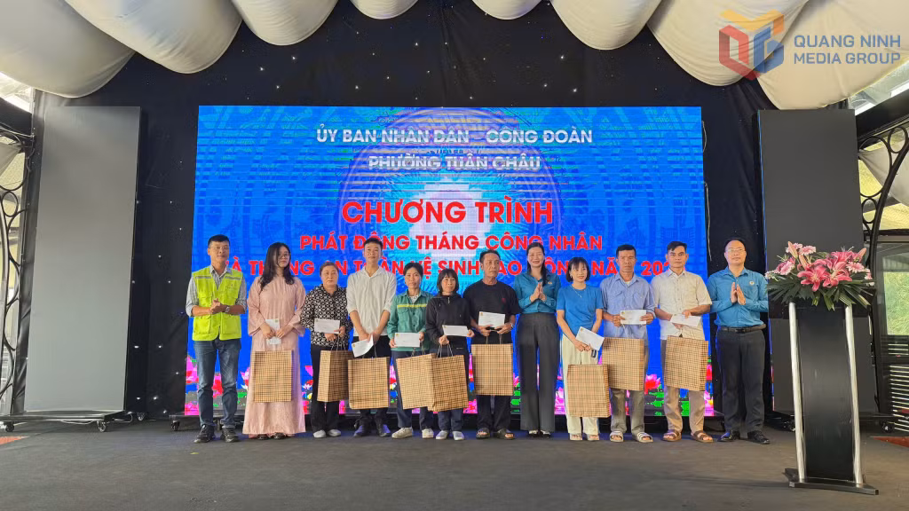 Công đoàn phường Tuần Châu tặng quà cho công nhân có hoàn cảnh khó khăn dịp Lễ phát động Tháng Công nhân 2026.