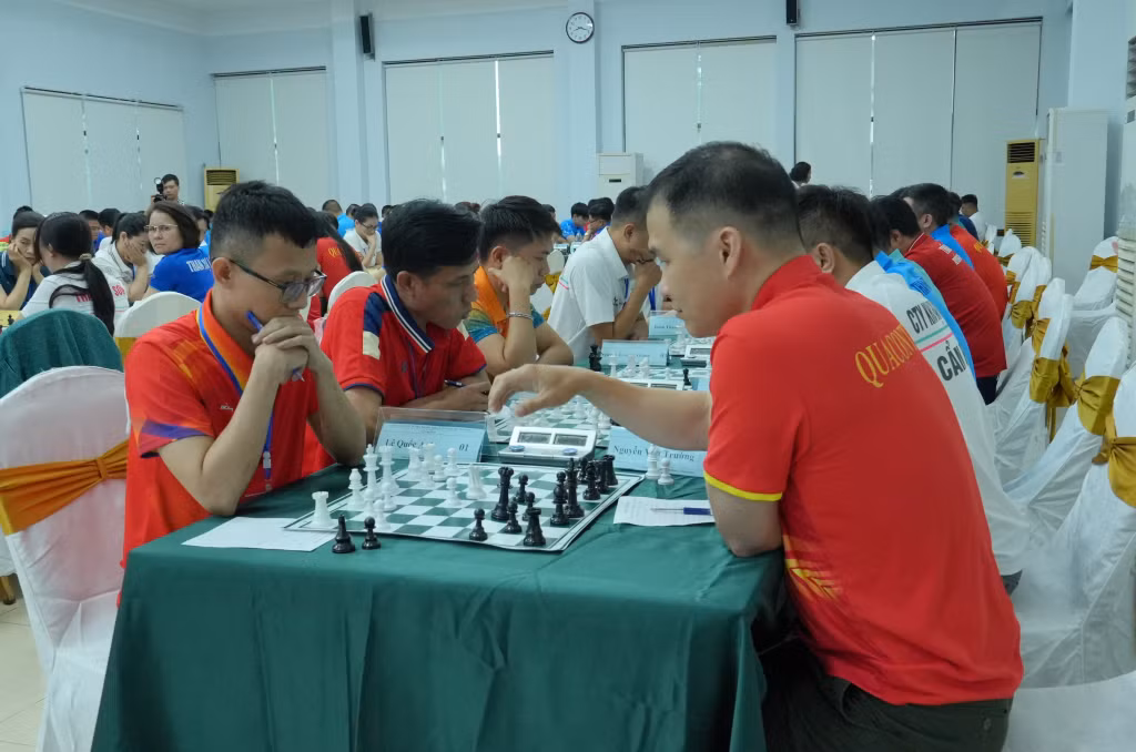 Các kỳ thủ bước vào thi đấu nội dung cờ tướng cá nhân và đồng đội nam