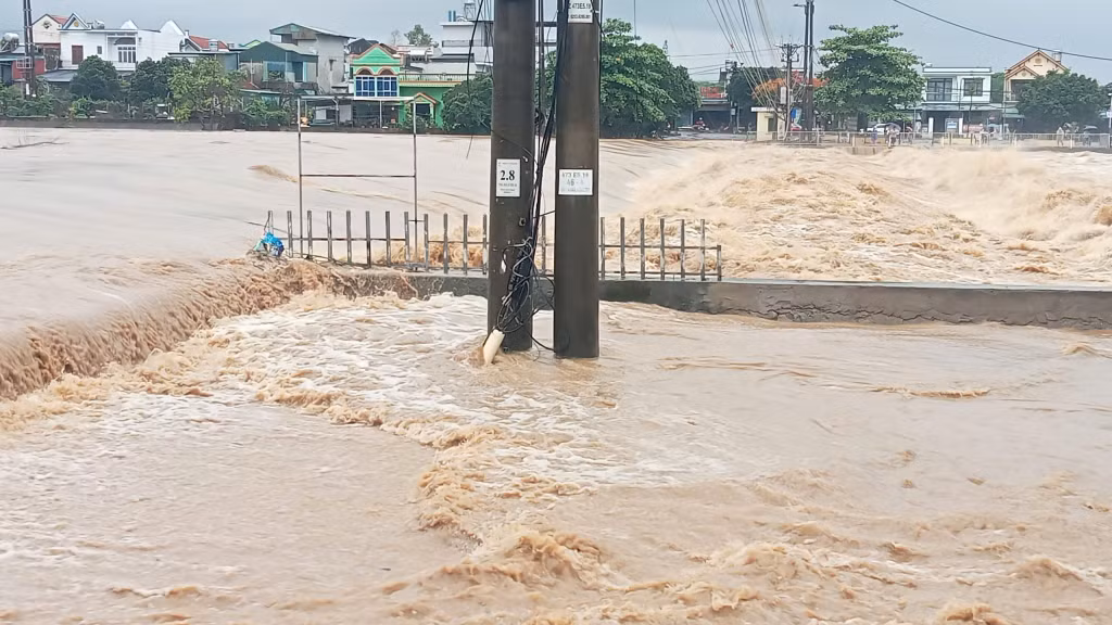 Nước sông Hà Cối tiếp tục dâng cao.