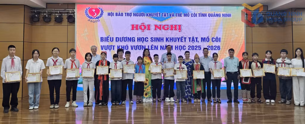 Em Trần Lan Trinh (thứ 3 trái sang) là học sinh mô côi tiêu biểu vượt khó vươn lên trong học tập được Hội Bảo trợ NKT-TMC khen thưởng, tháng 5/2026.